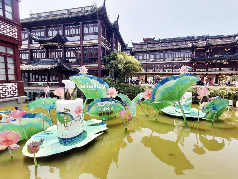 Yu Garden with lots of ads